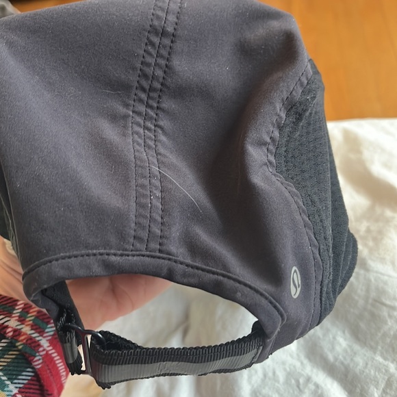 Lululemon black hat - Picture 4 of 6